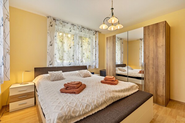 1 bedroom, iron/ironing board, WiFi, bed sheets - Apartment '2 Zimmer 69 Qm' with Shared Terrace, Shared Garden and Wi-Fi (Mittenwalde)