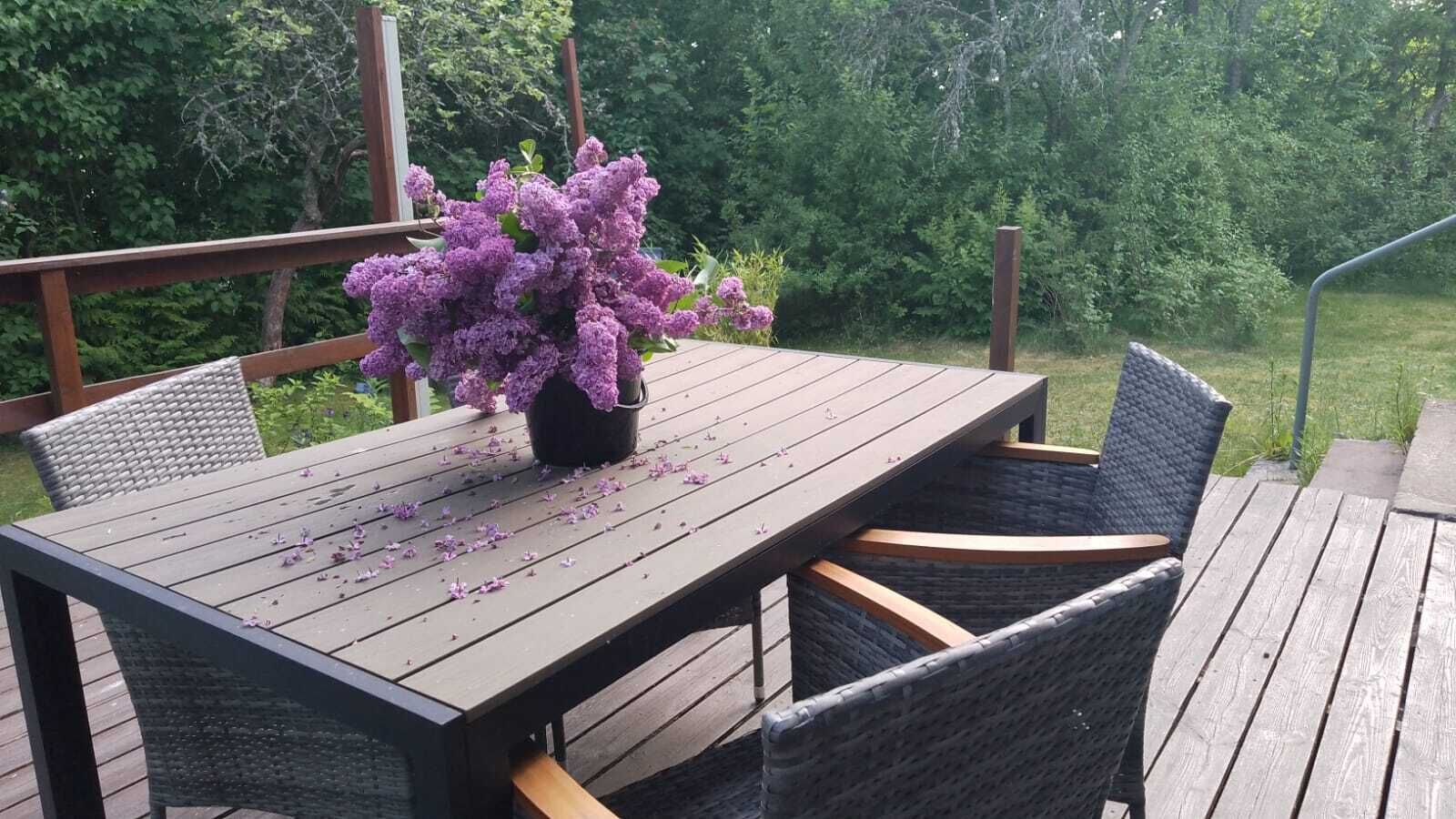 Outdoor dining