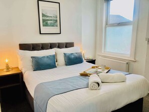1 bedroom, desk, iron/ironing board, WiFi - Modern 1 Bed Southport Apartment Near Beach (Southport)