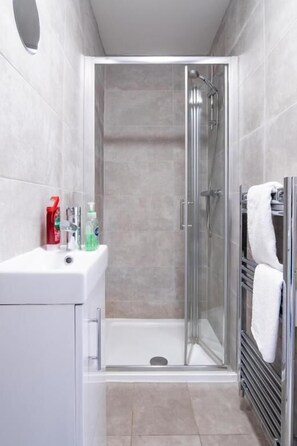 Shower, hair dryer, towels - Modern 1 Bed Southport Apartment Near Beach (Southport)