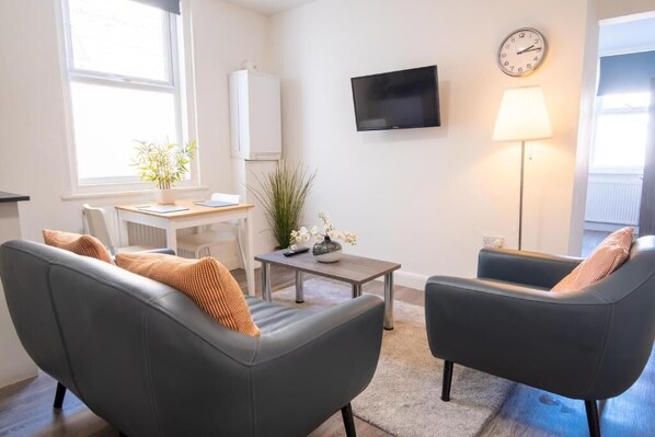 TV, offices - Modern 1 Bed Southport Apartment Near Beach (Southport)