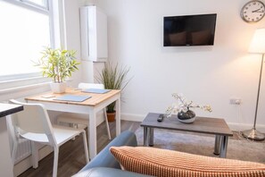 Dining - Modern 1 Bed Southport Apartment Near Beach (Southport)