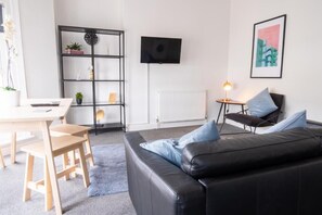 TV, offices - Modern 1 Bed Southport Apartment Near Beach (Southport)