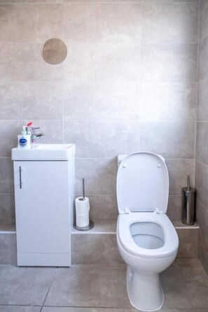 Ducha, secador de pelo, toallas