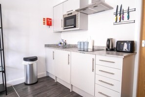 Refrigerador, microondas, placa de cocina, cafetera/tetera
