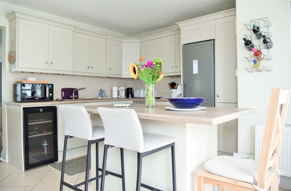 Refrigerador, microondas, horno y lavavajillas 