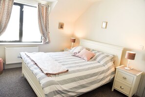 3 bedrooms, iron/ironing board, free WiFi, bed sheets - Skellig Fuchsia Lodge Ballinskelligs (Ballinskelligs)