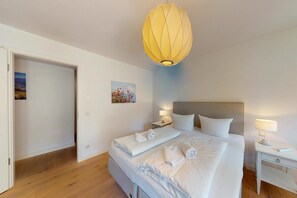 2 chambres, fer et planche à repasser, lit de bébé portatif