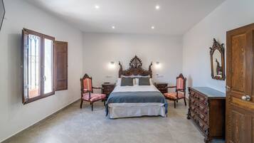 Deluxe Suite, City View | Desk, laptop workspace, free WiFi