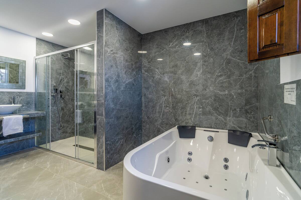 Deluxe Suite, City View | Bathroom | Separate tub and shower, free toiletries, hair dryer, towels