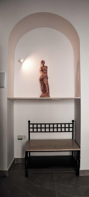 Habitación superior con 2 camas individuales, vista al patio | Escritorio, espacio para trabajar con laptop y wifi gratis