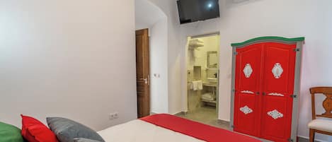 Kahden hengen comfort-huone, kaupunkinäköala | Työpöytä, kannettavalle tietokoneelle sopiva työtila, ilmainen Wi-Fi