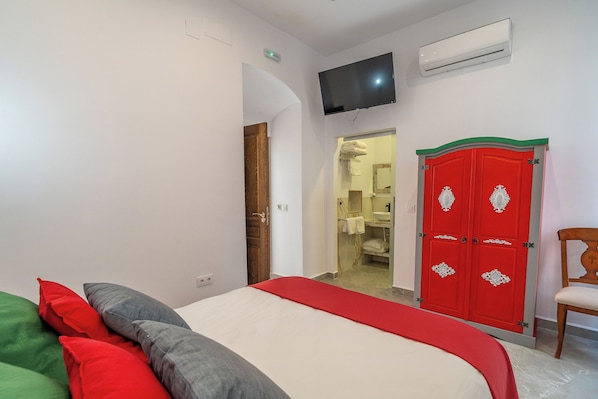 Habitación doble Confort, vista a la ciudad | Escritorio, espacio para trabajar con laptop y wifi gratis 