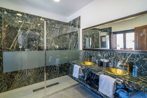 Superior Twin Room, Courtyard View | Bathroom | Separate tub and shower, free toiletries, hair dryer, towels