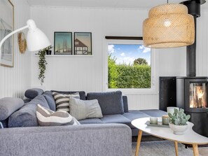 Televisión y chimenea 