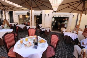 Free daily full breakfast - AGH Pantheon (Rome)