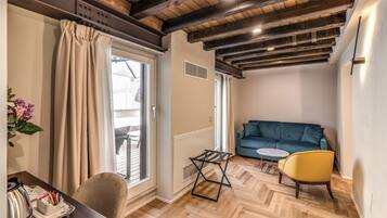 Quadruple room with private terrace on the fifth floor | Wohnzimmer | 50-Zoll-Flachbildfernseher mit Satellitenempfang