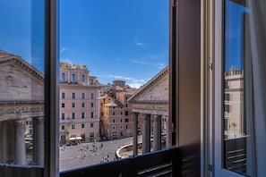 Double room with Pantheon view on the fourth floor | Ausblick vom Zimmer