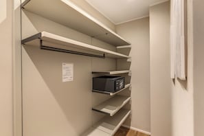 Quadruple room with whirlpool tub on the fourth floor | Armario