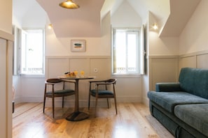 Chambre triple supérieure, vue sur la montagne | Décor unique, ameublement unique, système d’insonorisation