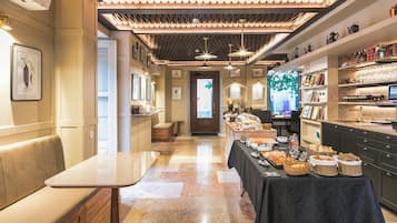 Café da manhã continental grátis todos os dias
