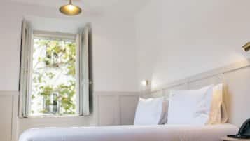 Kamar Double Standar | Didekorasi berbeda-beda dan dilengkapi dengan perabotan berbeda-beda