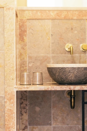 Chambre Standard avec lits jumeaux | Salle de bain | Douche, douche cascade, séchoir à cheveux, serviettes fournies
