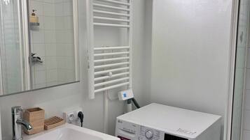 Douche, sèche-cheveux, serviettes fournies, savon