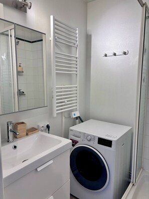 シャワー、ヘアドライヤー、タオル、石鹸
