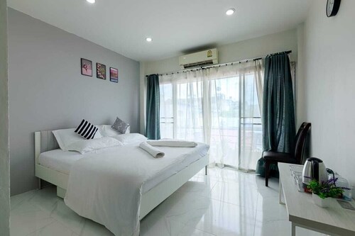 SUPERIOR WHITE Fabulous 1-bedroom in villa with AC in vibrant Bangkok