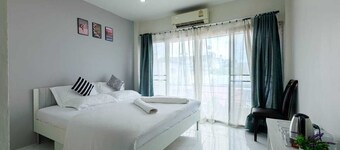 SUPERIOR WHITE Fabulous 1-bedroom in villa with AC in vibrant Bangkok