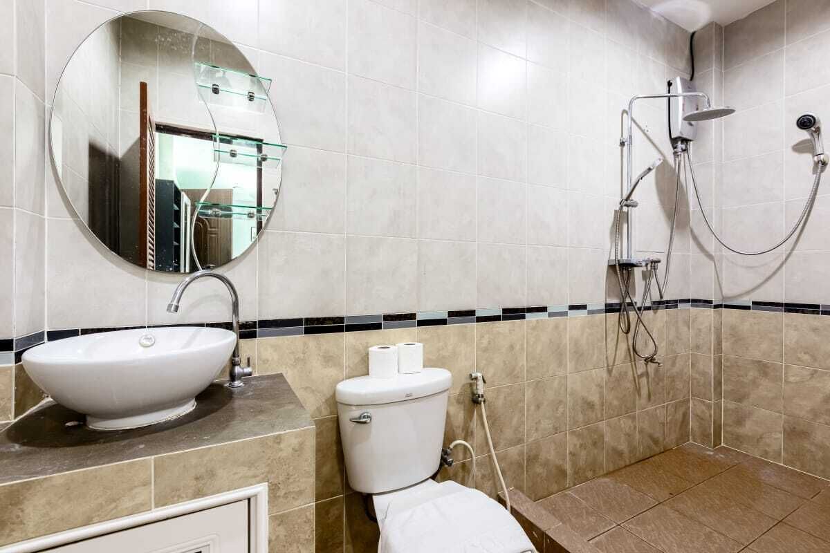 Shower, hair dryer, towels, toilet paper