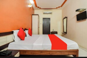 Deluxe Double Room, Air conditioning | Hypo-allergenic bedding, desk, soundproofing, free WiFi