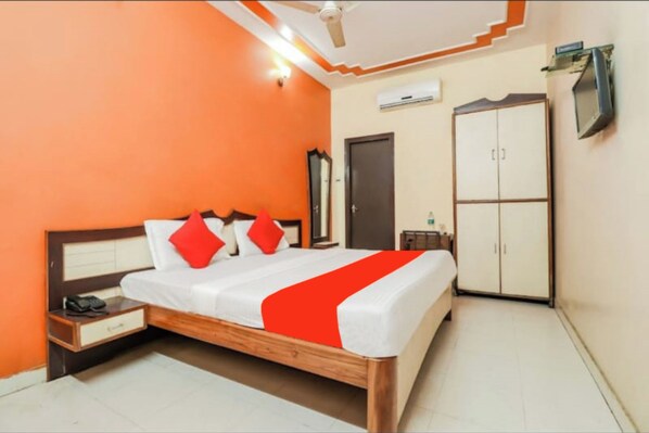 Deluxe Double Room, Air conditioning | Hypo-allergenic bedding, desk, soundproofing, free WiFi