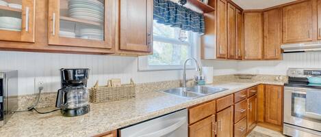 Réfrigérateur, four à micro-ondes, un four, surface de cuisson