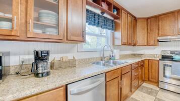 Coffee/tea maker, fridge, microwave, oven