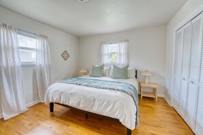 3 habitaciones, escritorio y tabla de planchar con plancha 