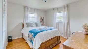 3 bedrooms, desk, iron/ironing board, travel crib