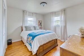 3 bedrooms, desk, iron/ironing board, travel crib