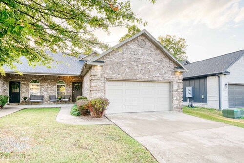 4BR Bentonville Retreat Near Trails & Downtown