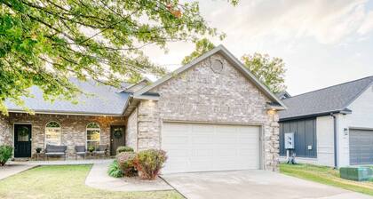 4BR Bentonville Retreat Near Trails & Downtown