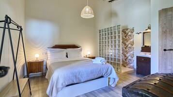 Bureau, espace de travail pour ordinateur portable, Wi-Fi gratuit