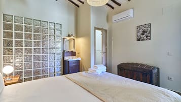 Family House | Desk, laptop workspace, free WiFi