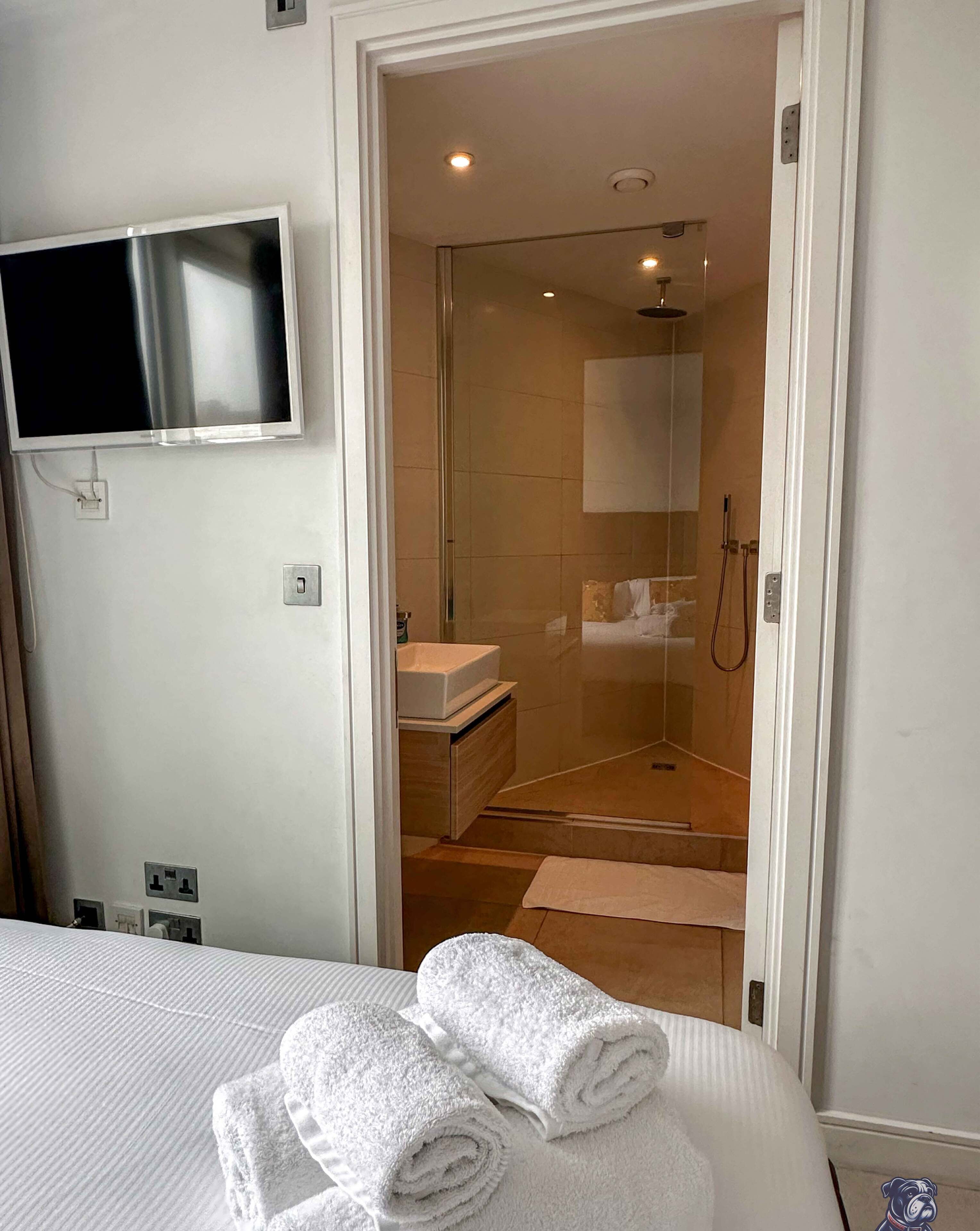 2 bedrooms, iron/ironing board, internet, bed sheets