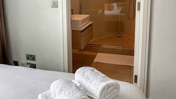 2 bedrooms, iron/ironing board, Internet, bed sheets