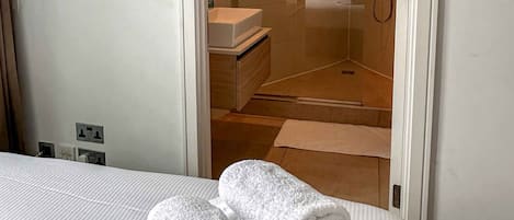 2 bedrooms, iron/ironing board, internet, bed sheets