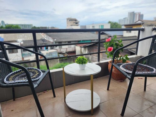 Spacious 8-bedroom villa in terrific Bangkok with AC, Peace full stay