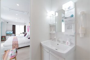 Family Twin Room, Non Smoking | Bathroom | Shower, free toiletries, hair dryer, towels