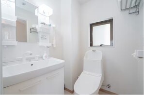Family Twin Room, Non Smoking | Bathroom | Shower, free toiletries, hair dryer, towels