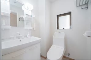 Family Twin Room, Non Smoking | Bathroom | Shower, free toiletries, hair dryer, towels